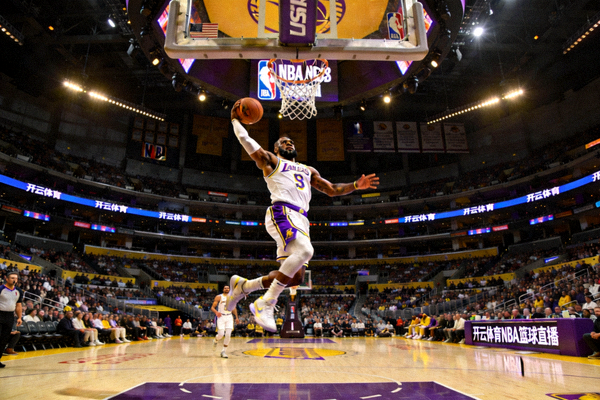 开云体育NBA篮球直播，湖人队快攻扣篮